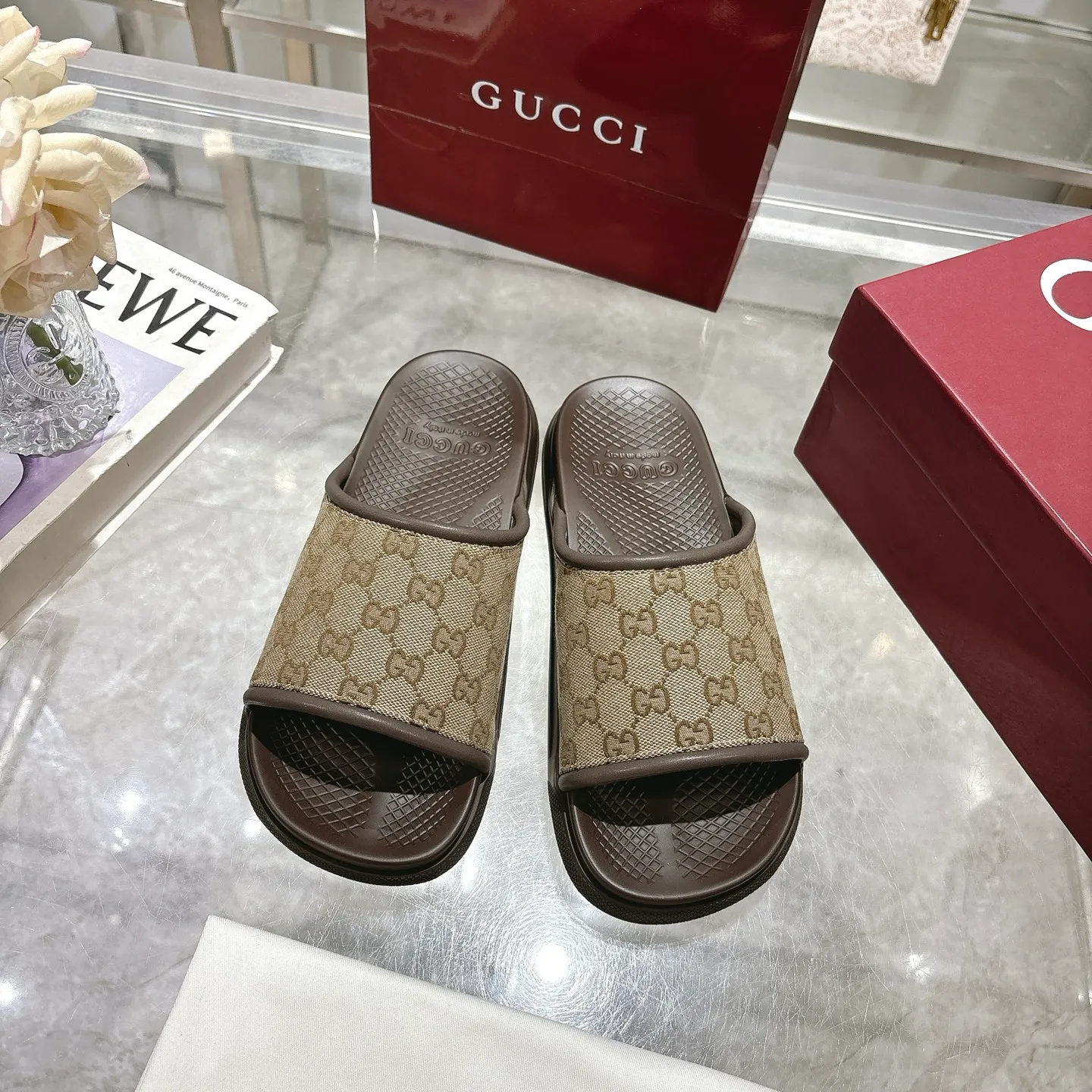 p400🐮🐮New summer men's slip-on slippers. Inspired by the summer spirit and beach clubs of the Italian coast, this piece is part of Gucci Lido. The Pre-Fall collection reinterprets the brand's signature elements and sophisticated patterns in a contemporary way. Made from black rubber, these flat sandals feature a slip-on design that reinterprets the brand's distinctive green and red web design. GG Classic Upper Men's Molded Rubber Footbed Gucci Logo Flat Made in Italy Size: Men's 40 to 47,